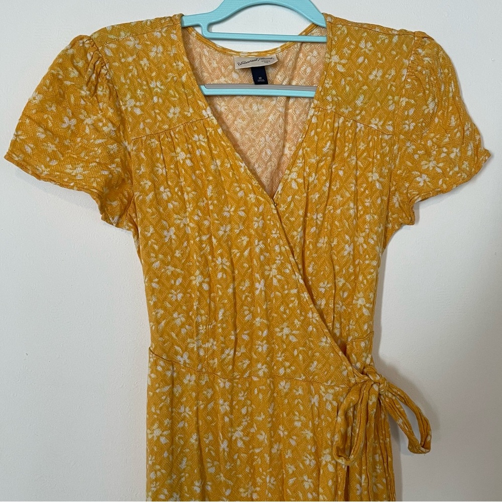 Universal Threads Yellow Floral Wrap Dress Snap Closure Medium High Low V Neck